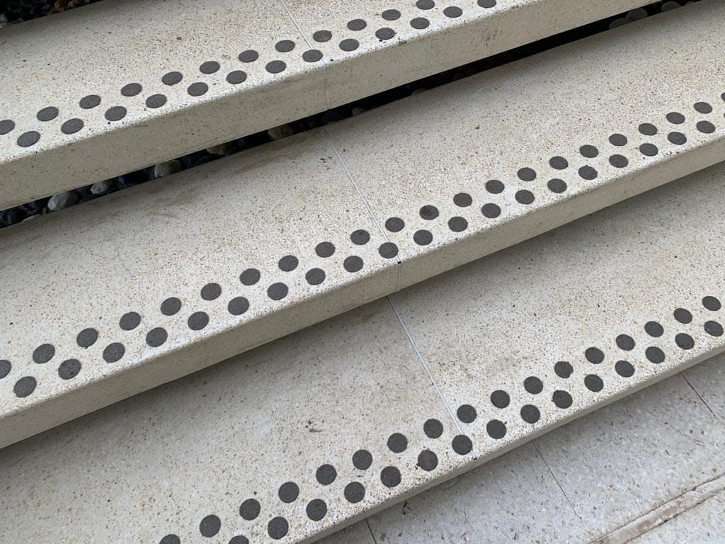 EN ESCALERAS